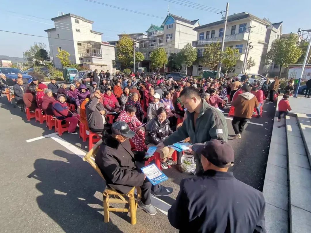 玉山县检察院联合岩瑞镇人大共同开展普法宣传活动