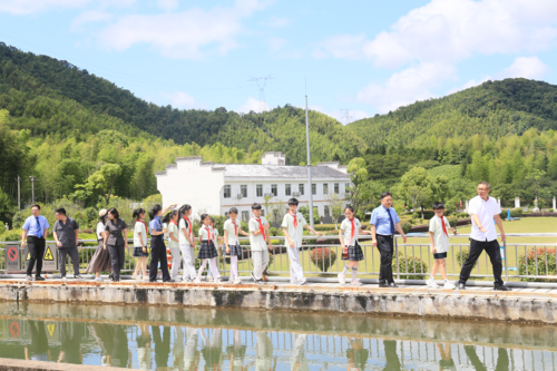 干警牵手“红领巾”，探秘“一滴水的旅程”